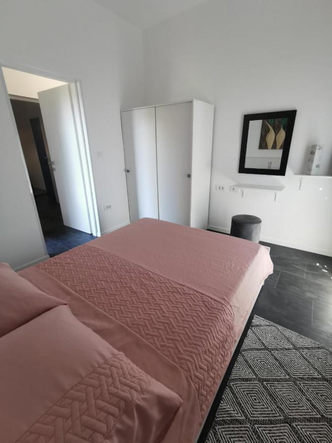 Oasis In The Near Amfiteatar,free Parking And Free Wi-fi Apartment Pula
